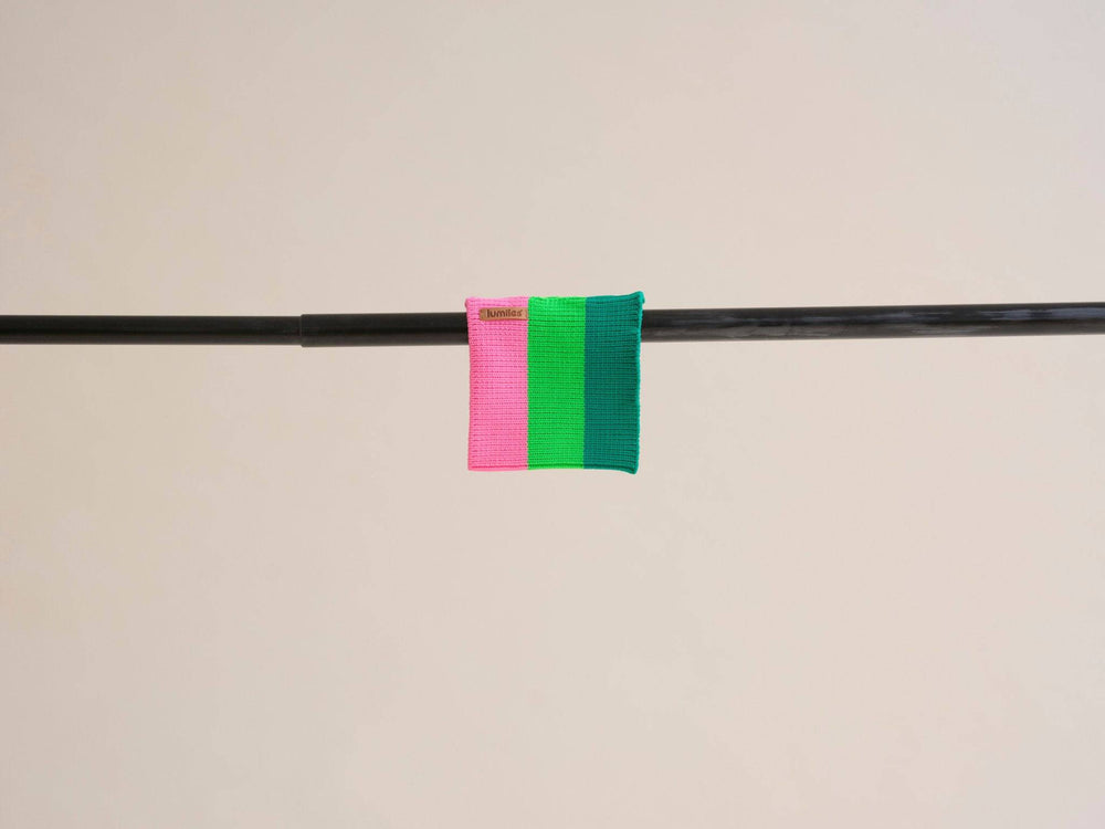 Strickschal für Hunde in leuchtendem Neon Grün, Pink und Dunkelgrün – dreifarbiger Glow Loop auf Kleiderstange, elastisch und wärmend