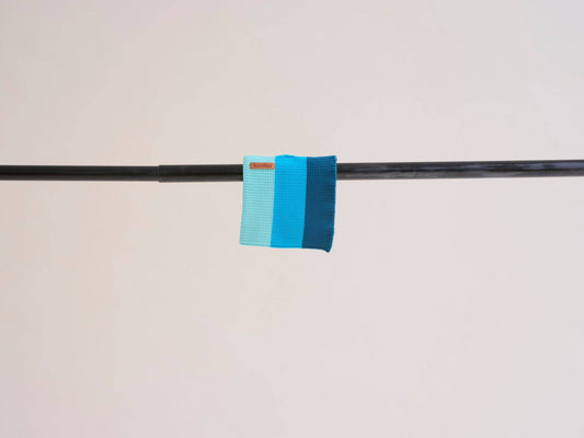 Neon blauer Hundeschal Glow Loop 2.0 – elastisch gestrickt für kleine bis große Hunderassen