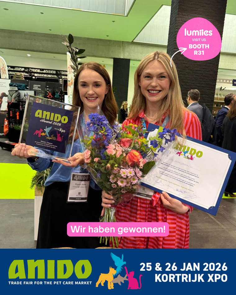 Marion Käfer und Kerstin Käfer halten den New@ANIDO Newcomerpreis 2026 auf der internationalen B2B-Heimtiermesse ANIDO in Belgien