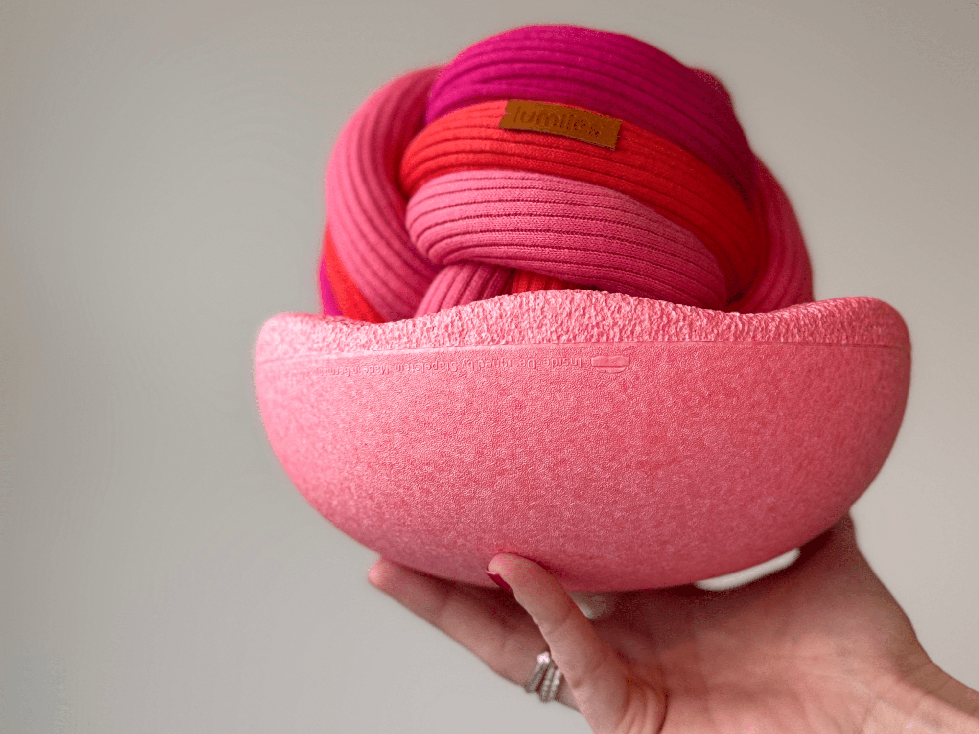 Geschenk für Hundebesitzer: pinker Schnüffelball The Twisty Ball aus Baumwolle von lumiies