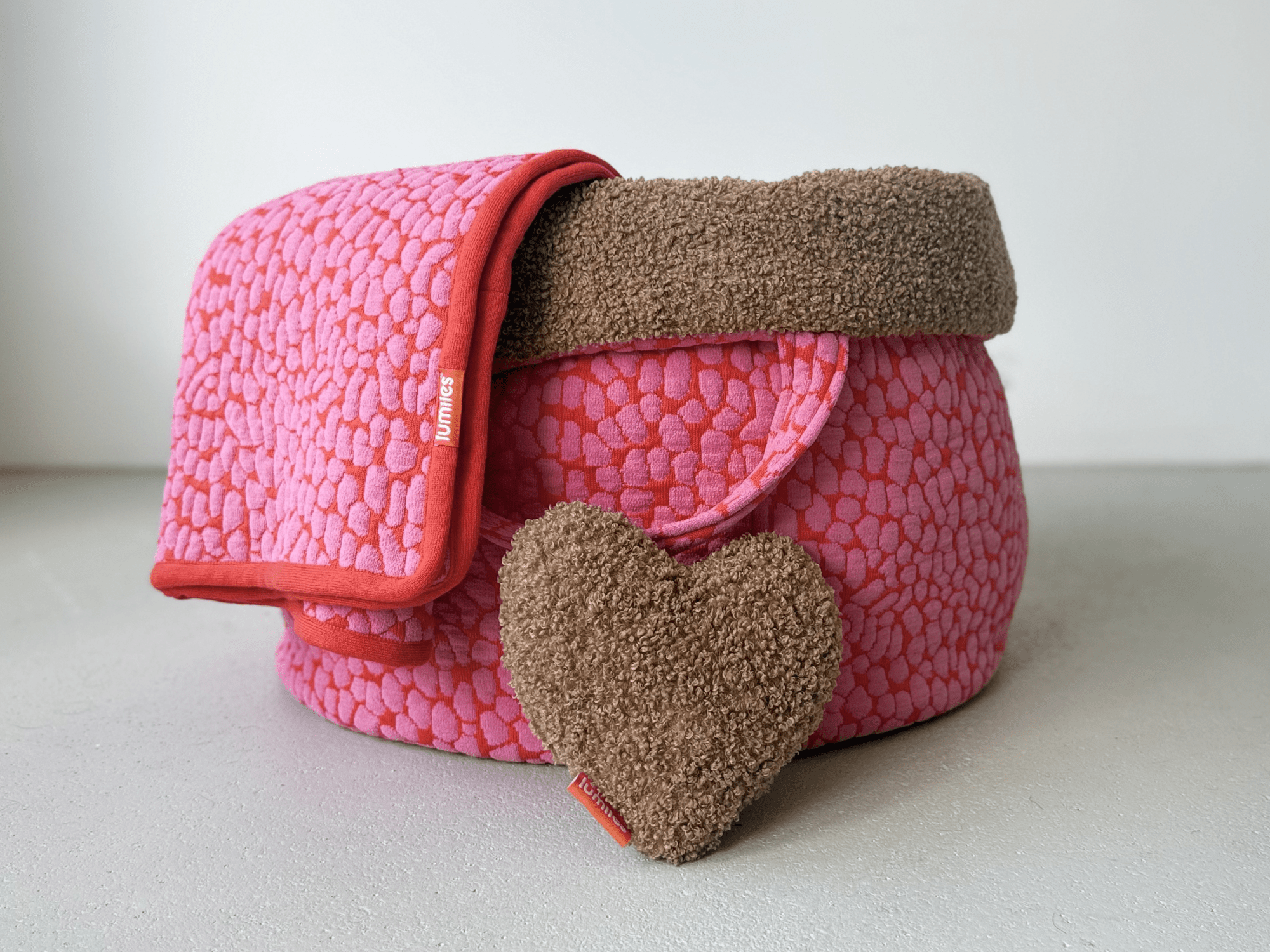 Hund liegt im Studio Nest Hundebett aus Chenille-Strick von lumiies, daneben Studio Blanket Hundedecke