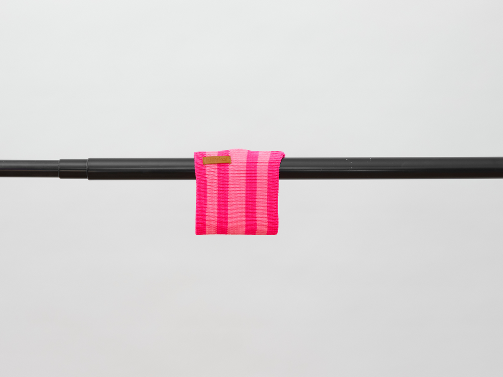 Neon Hundeschal in Pink, Produktfoto von lumiies