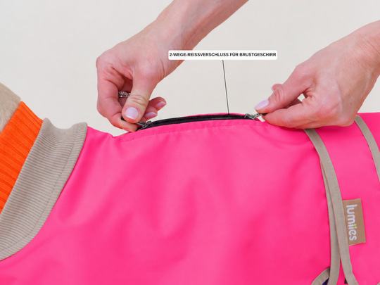 2-Wege-Reissverschluss für das Brustgeschirr am Regenmantel für Hunde in Neonpink