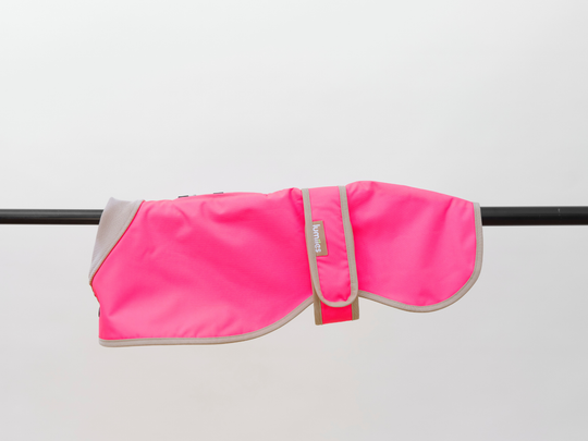 Regenmantel für Hunde in Neonpink, wasserdicht, Produktfoto von lumiies