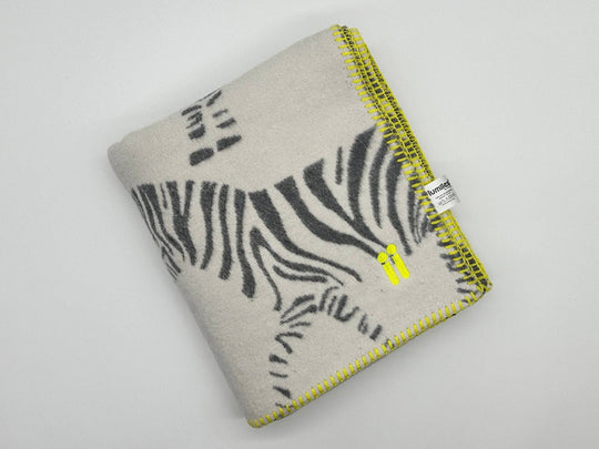 THE ZEBRA PLAID (Hundekuscheldecke aus GOTS-zertifizierte Bio-Baumwolle) - lumiies - high visibility