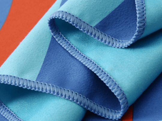 Feine Mikrofaser-Struktur des Beach Towels mit Dackel Design