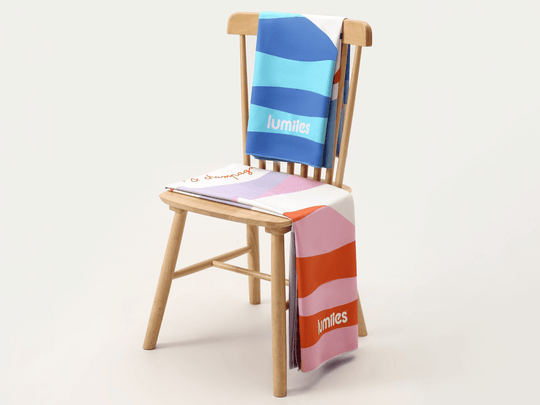 Beach Towel mit Dackel Motiv aus Mikrofaser über Stuhl drapiert