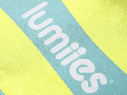 Platzsparend gerolltes Mikrofaser-Handtuch für Strand und Reisen