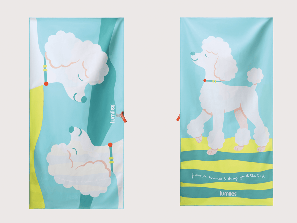 Beach Towel mit Dackel- und Pudel-Motiv gefaltet grün blau