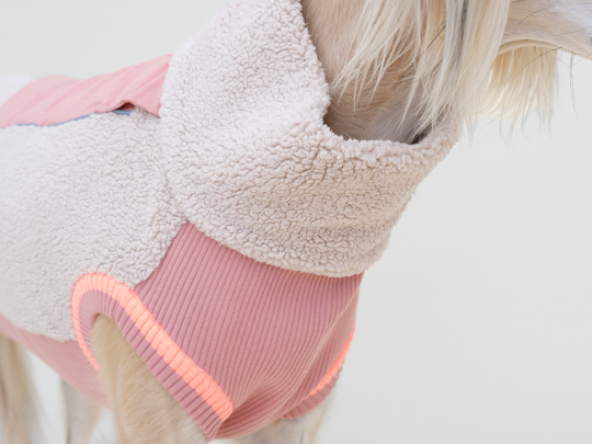 Detail der Rückenpartie am Sherpa-Hundepullover in Beige mit Rosé, getragen von einem Saluki