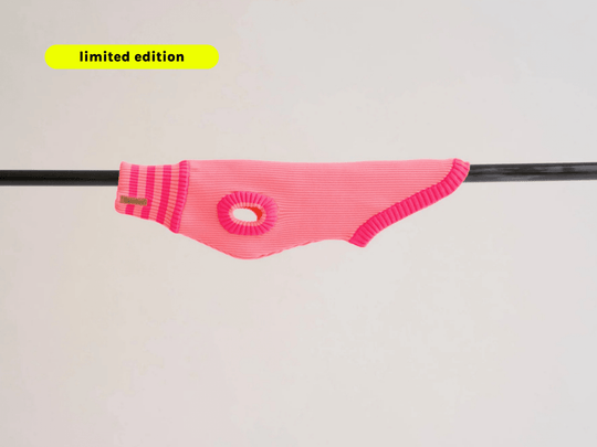 Glow Jumper Neon Pink – elastischer Hundepullover für kleine Hunde mit perfektem Bauchschutz