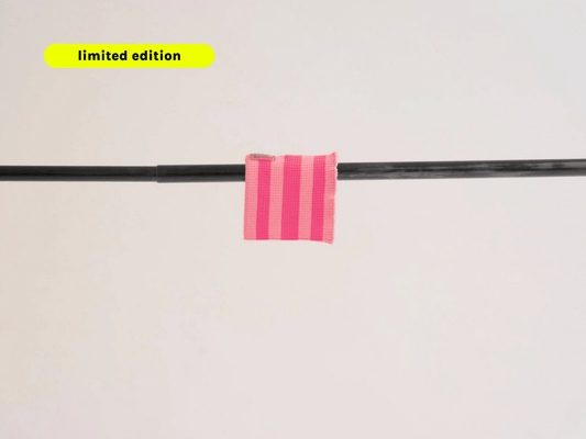 Neon Pink Hundeschal Glow Loop – elastisch, wärmend & extrem sichtbar. Perfekt für Dackel, Pudel, Chihuahua & Windhunde.