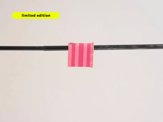 Neon Pink Hundeschal Glow Loop – elastisch, wärmend & extrem sichtbar. Perfekt für Dackel, Pudel, Chihuahua & Windhunde.