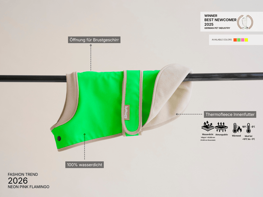 THE GLOW RAINCOAT mini - fit – Hundemantel für kleine Hunderassen und Dackel in Neongrün - lumiies - high visibility