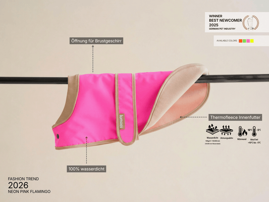 THE GLOW RAINCOAT mini - fit – Hundemantel für kleine Hunderassen und Dackel in Neonpink - lumiies - high visibility