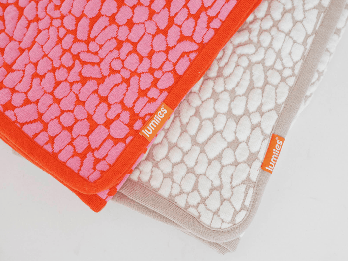 Ultraweiche Hundedecke aus Chenille-Strick in Cloudy Pebble mit rotem Rand, The Studio Blanket von lumiies