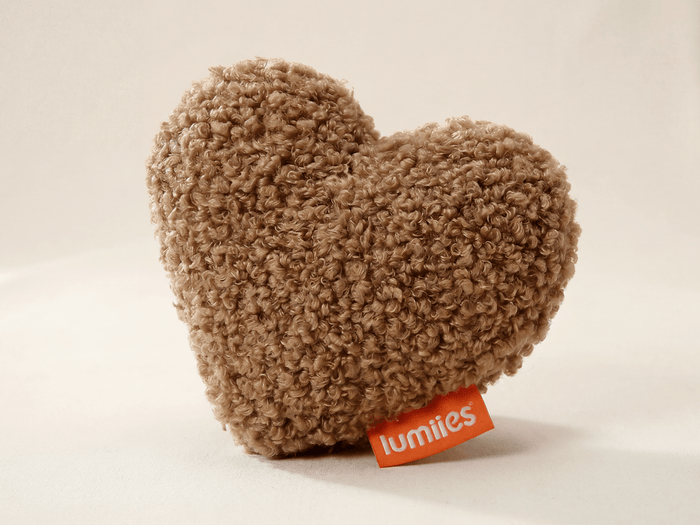 Kuschelkissen für Hunde in Herzform aus Teddy Sherpa in Toffee Mousse, The Studio Heart von lumiies