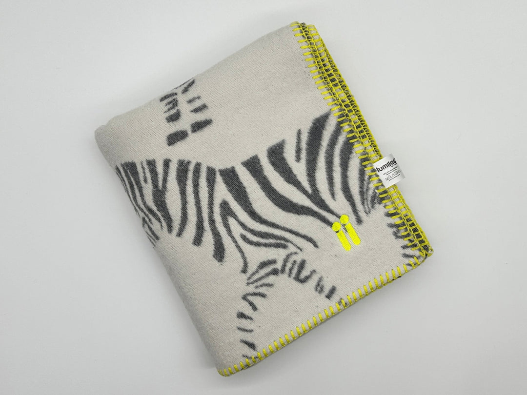 THE ZEBRA PLAID (Hundekuscheldecke) - lumiies - high visibility